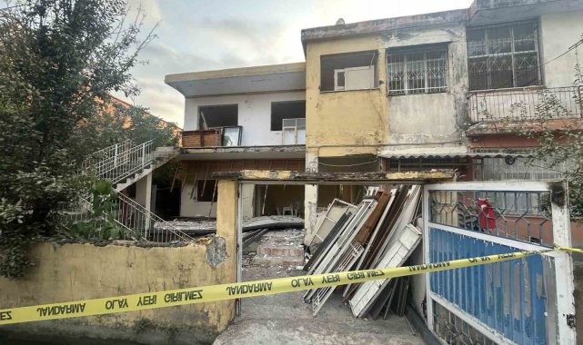 Hatay'da hasarlı evin balkonu çöktü: Baba ve oğlu hayatını kaybetti