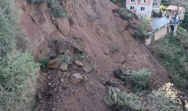 Heyelanda dev kayalar yolu kapattı, komşu inadı istinat duvarına izin vermedi