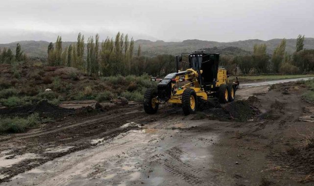 Iğdır'da selin kapattığı yollar açıldı