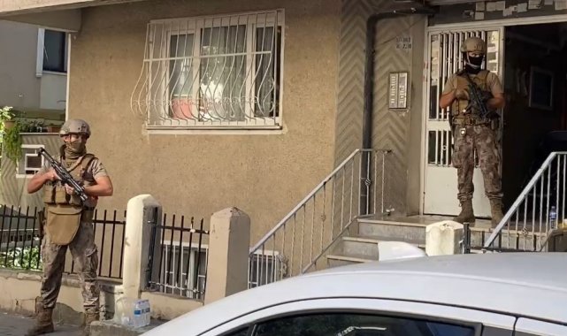 İstanbul Avcılar Denizköşkler'deki bir adrese suç örgütü üyesi olduğu iddia edilen 3 kişinin yakalanmasına yönelik Özel Harekat polisi destekli operasyon düzenleniyor.