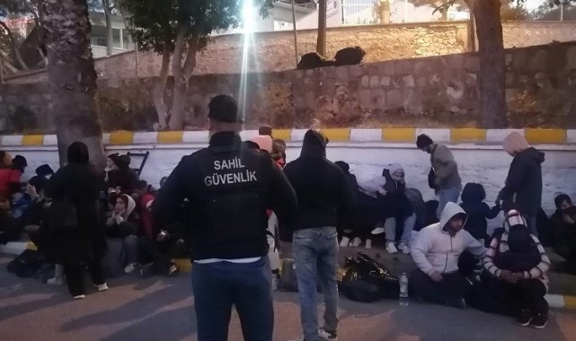 İzmir açıklarında 57 göçmen ve 4 kaçakçı yakalandı; sürüklenen 41 göçmen kurtarıldı