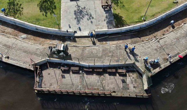 İzmir Kordon'da deniz taşkınlarına karşı beton bariyerlerin kurulumuna başlandı