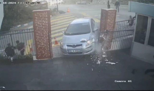 İzmir'de aynı okulda ikinci kaza: Araç okul kapısını kırdı, çocuklar ve veliler son anda kurtuldu