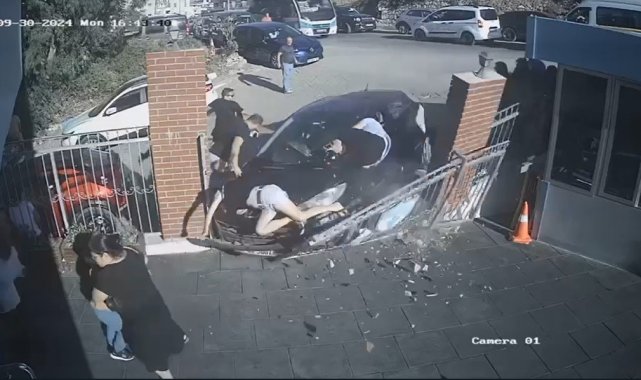 İzmir'de otomobilin okulun bahçesine girme anı kamerada