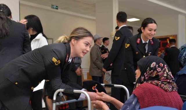 Jandarma personelleri huzurevi sakinlerinin yüzünü güldürdü