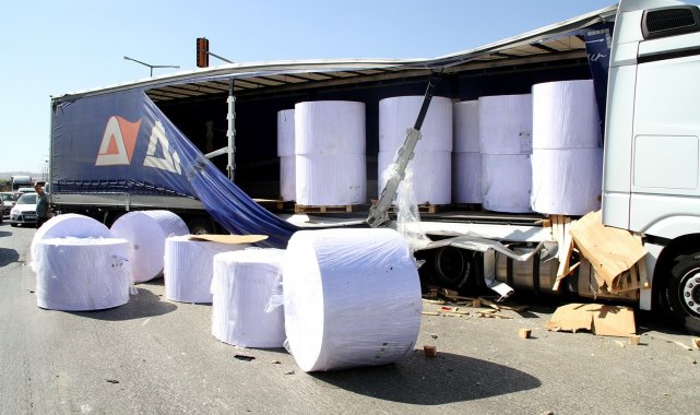 Kağıt bobini otomobilin üzerine düştü