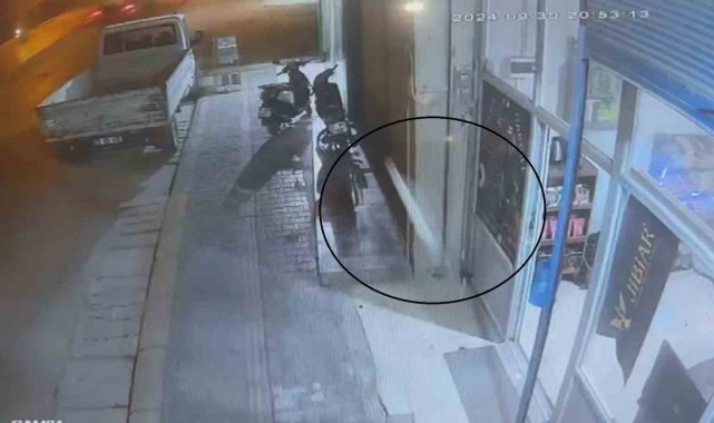 Kamyonun geçişi esnasında yerinden fırlayan rögar kapağı metrelerce havaya uçtu: O anlar kamerada