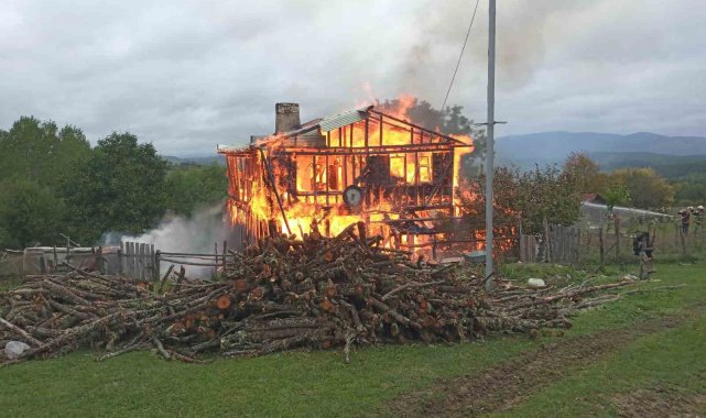 Kastamonu'da iki katlı ahşap ev çıkan yangında küle döndü
