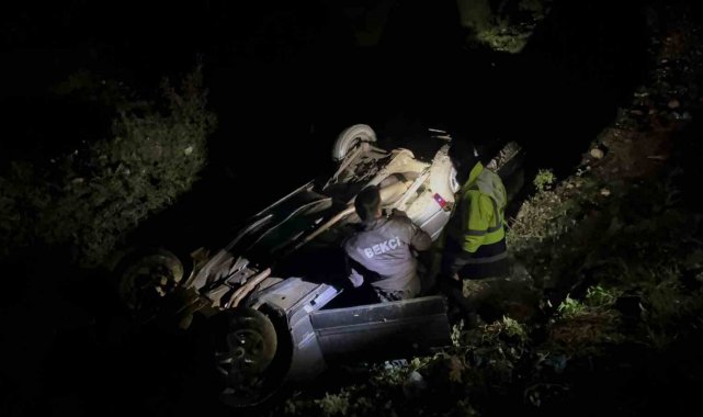 Kayıp olarak aranıyorlardı, şarampole yuvarlanmış otomobilde yaralı halde bulundular