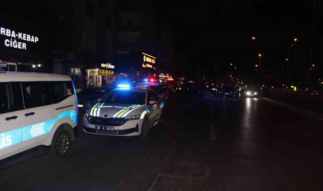 Kayseri'de 3 araca çarpan lüks otomobil alev aldı: 4 yaralı
