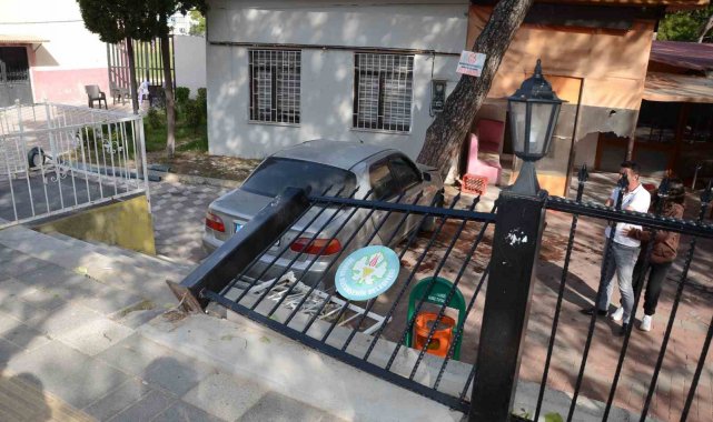 Kırkağaç'ta otomobilin belediye parkına uçtuğu kaza kamerada: 1 yaralı
