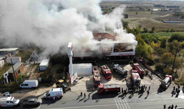 Kırklareli'nde mobilya mağazasında çıkan yangına müdahale sürüyor: Yangın havadan görüntülendi