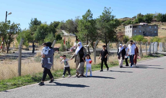 Kızları ve eltisiyle Narin'in mezarını ziyaret eden yaşlı kadın gözyaşı döktü