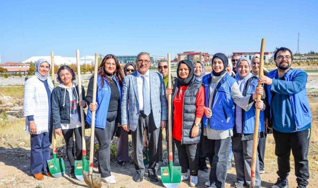 KMÜ'de Cumhuriyet'in 101'nci yılına özel 101 meşe fidanı toprakla buluştu