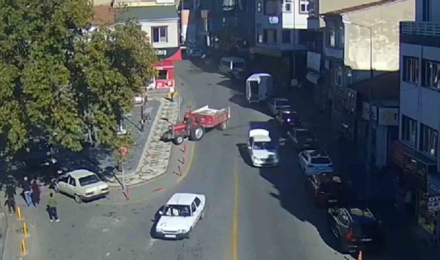 Kontrolden çıkan traktör, önce araçlara çarptı sonra kaldırıma çıktı
