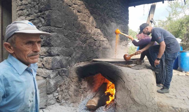 Konya'da köy ocağında imeceyle pekmez yapılmaya devam ediliyor