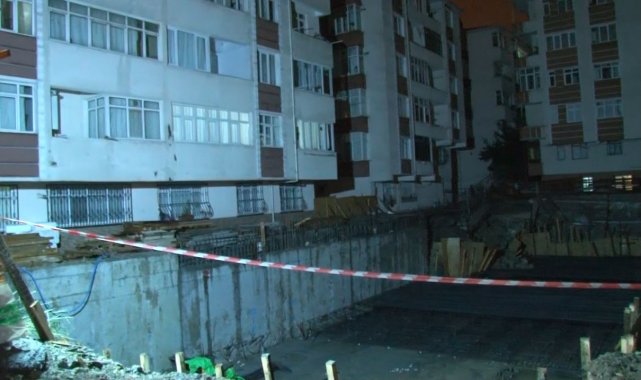Küçükçekmece'de toprak kayması nedeniyle boşaltılan binada çalışmalar devam ediyor