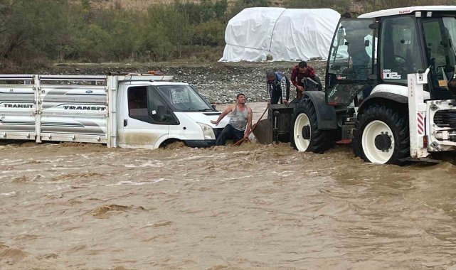Kulp'ta aşırı yağış sonucu mahsur kalan şoför kurtarıldı