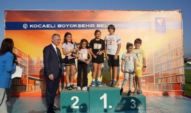 Kuşaklar arası bağları güçlendirmek amacıyla 7'den 70'e atletizm pistinde yarıştılar