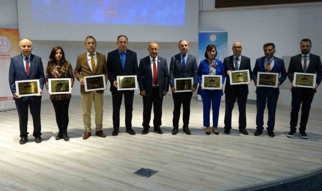 Kütahya'da 'Eğitim ve Gelişim Programı'nı başarıyla uygulayan okullara ödül