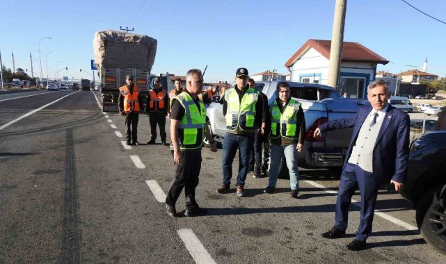 Kütahya'da orman emvali yüklü araçlara mobil denetim