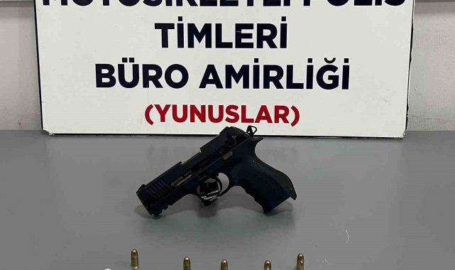 Kütahya'da silah ve uyuşturucu bulunan araçtaki 2 kişi gözaltına alındı