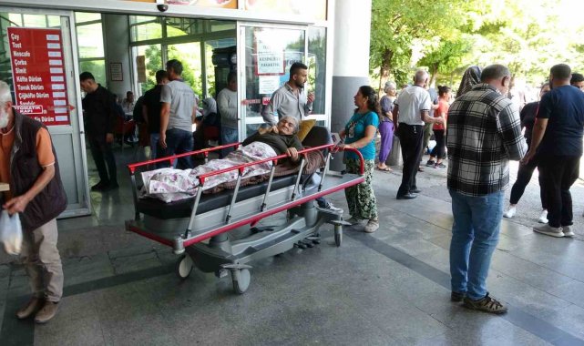 Malatya'da depreme hastanede yakalanan bazı hastalar dışarı çıkarıldı