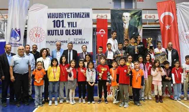 Manisa'da 29 Ekim Satranç Turnuvası'nda ödüller sahiplerini buldu