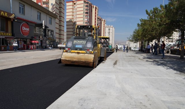 Melikgazi Belediyesi Tınaztepe Mahallesi'nde asfalt ve çevre düzenlemesi çalışmalarını sürdürüyor