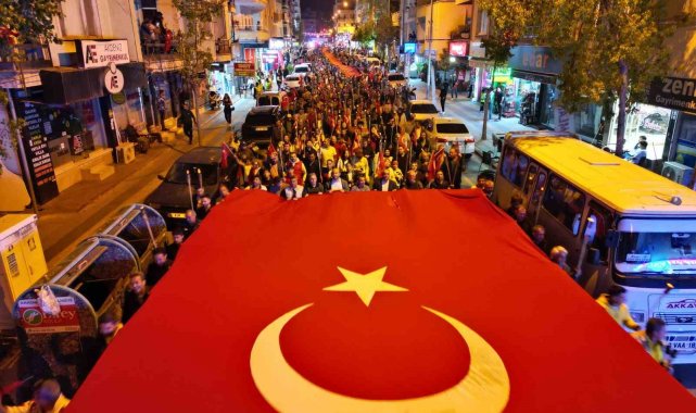 Mersin Erdemli'de binlerce kişi meşaleli bayrak yürüyüşüne katıldı