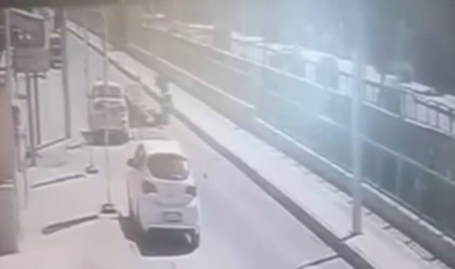 Mersin'de kapısı açılan otomobile çarpan elektrikli bisikletin sürücüsü motosikletin altında kaldı