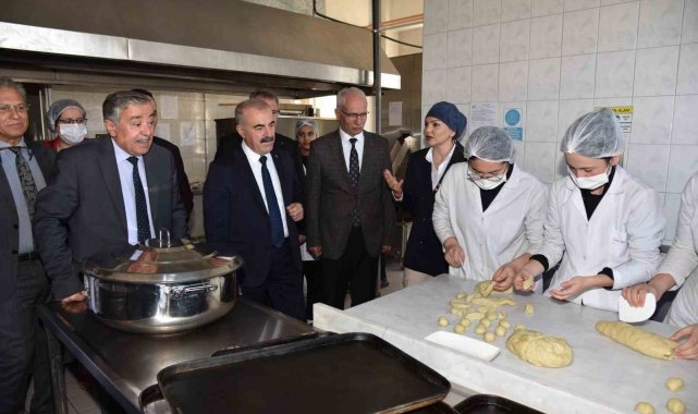 Meslek Lisesi öğrencileri hem üretiyor, hem satıyor