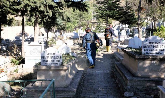 Mezarlıklarda kış temizliği