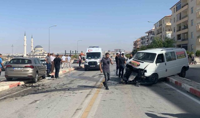 Minibüs ile otomobil kafa kafaya çarpıştı: 6 yaralı