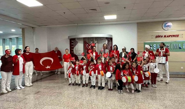 Minikler hastanede Cumhuriyet'i kutladı, hastalar moral buldu