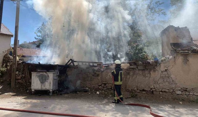 Müstakil evin avlusundaki atık malzemeler yandı