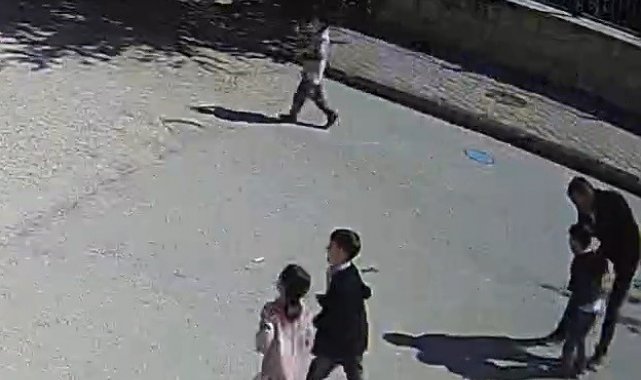 Öğrencisini eşinden öğrendiği hemlich manevrası ile kurtardı; O anlar kameraya yansıdı