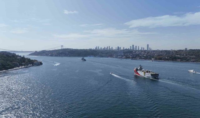 Oruç Reis Araştırma Gemisi İstanbul Boğazı'ndan geçti