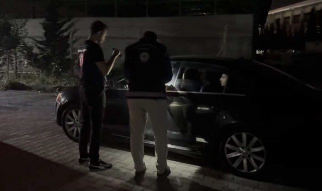 Osmaniye'de lüks otomobilde 4 göçmen yakalandı, 1 kişi tutuklandı
