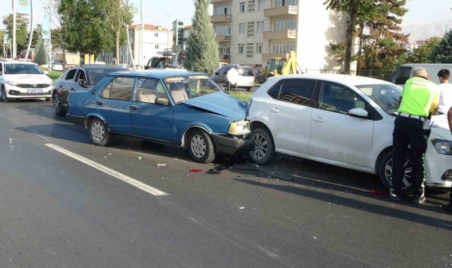 Otomobil ile çarpışan Tofaş'ta önemli hasar meydana geldi