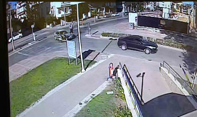 Otomobile çarpan motosikletteki anne ile oğlu metrelerce havaya fırlayıp savruldu