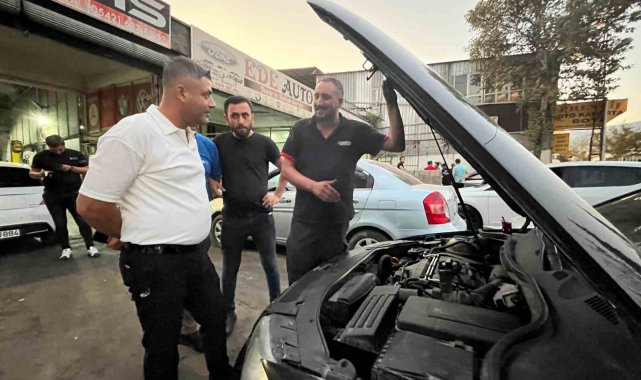 Otomobili tamirden erken çıkınca davul zurna eşliğinde oynayarak teslim aldı