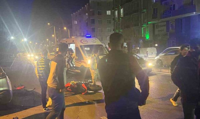Otomobille çarpışan motosikletteki 2 şahıs yaralandı