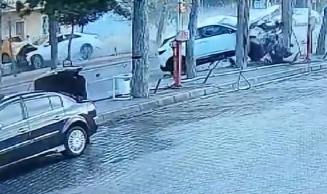 Otomobillerin çarpışması kameraya yansıdı, sürücü anne öldü