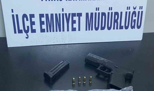 Payas'ta durdurulan araçta silah ve uyuşturucu ele geçirildi