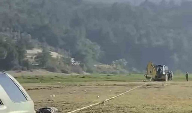 Pikniğe giden bataklığa saplandı, onları kurtarmaya gidenler de mahsur kaldı