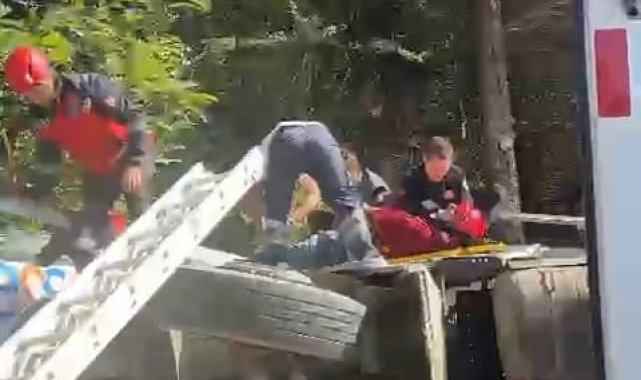 Sakarya'da çöp kamyonu devrildi: Araç içerisinde sıkışan sürücü yaralandı