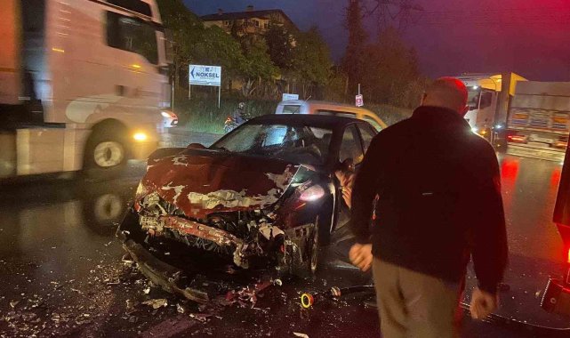 Sakarya'da otomobil ile servis midibüsü çarpıştı: 4 yaralı