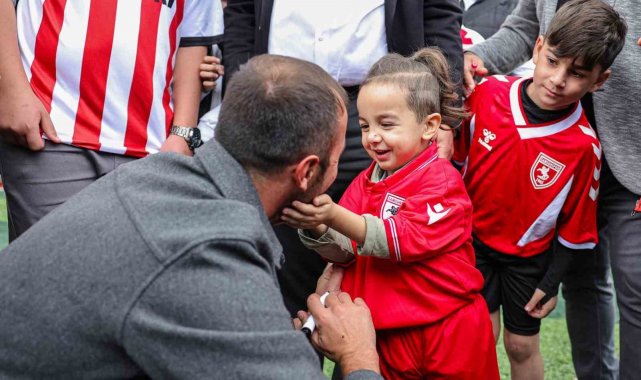 Şampiyon minikler kupayı Samsunspor kaptanının elinden aldı