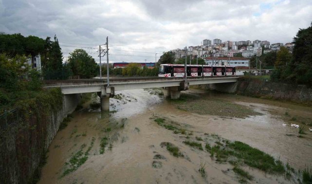 Samsun'da etkili olan sağanak, akarsuları coşturdu